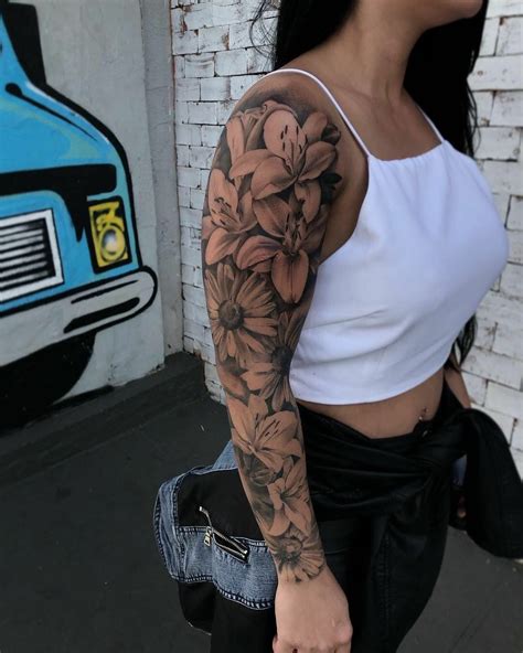 mujer brazo tatuado